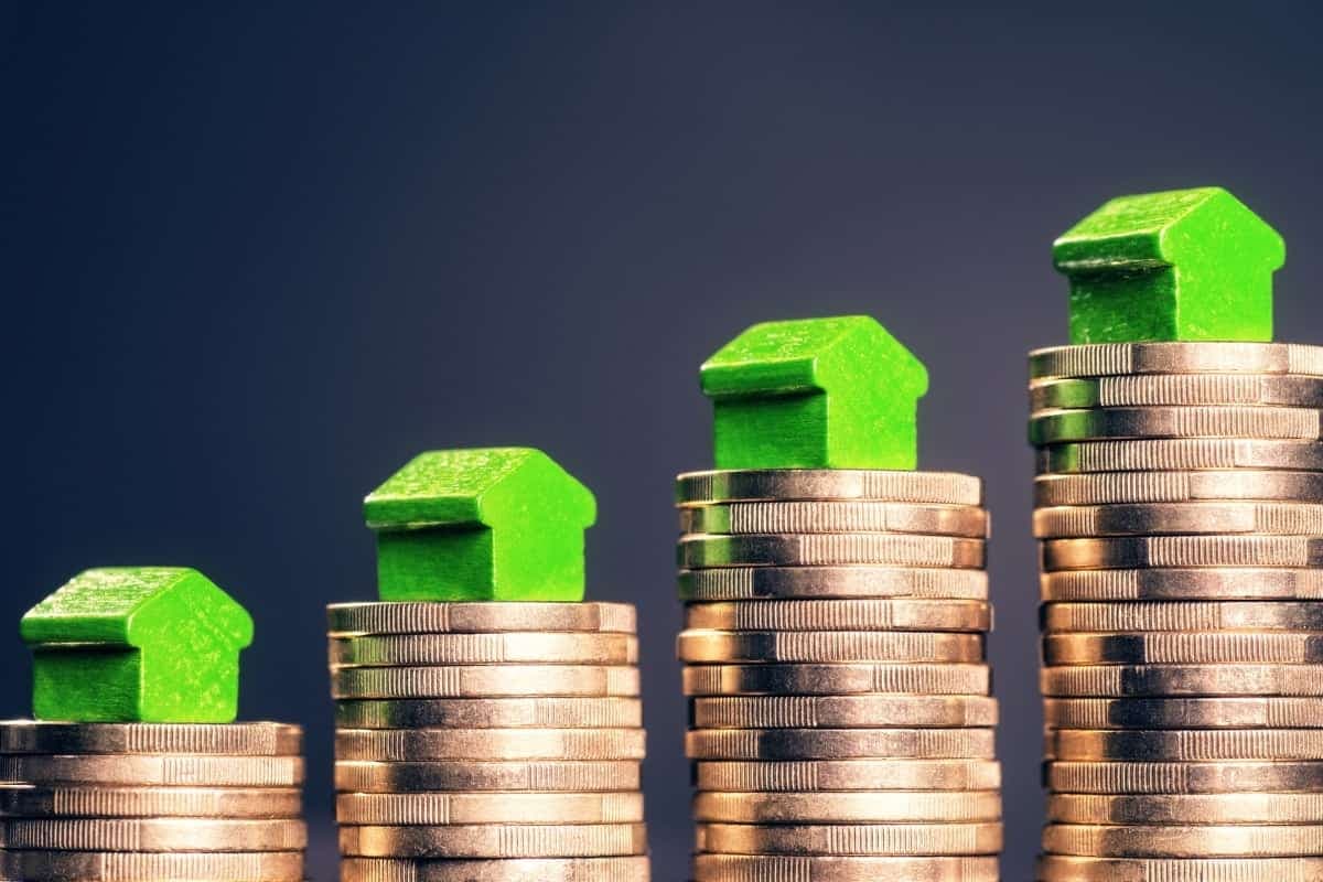 Das Eigenkapital dargestellt als Holzhäuser auf Münzen 