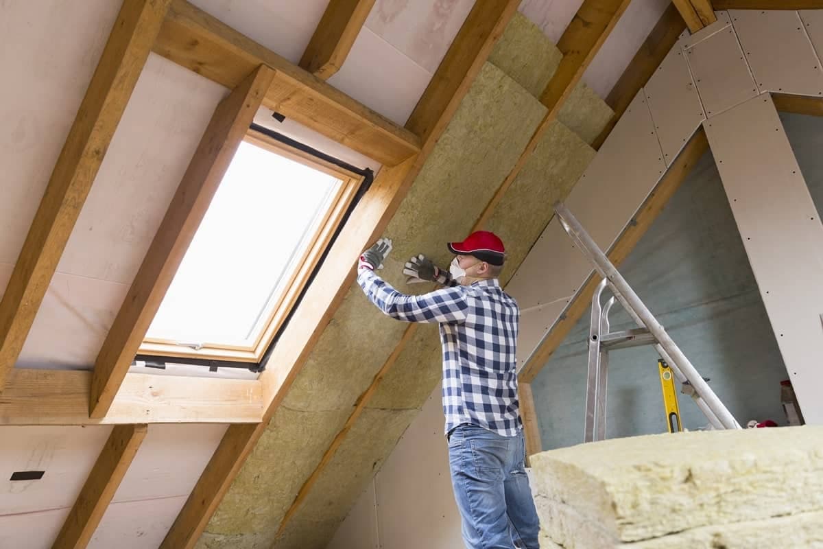 Zwischensparrendämmung wird im Dachgeschoss eingebaut