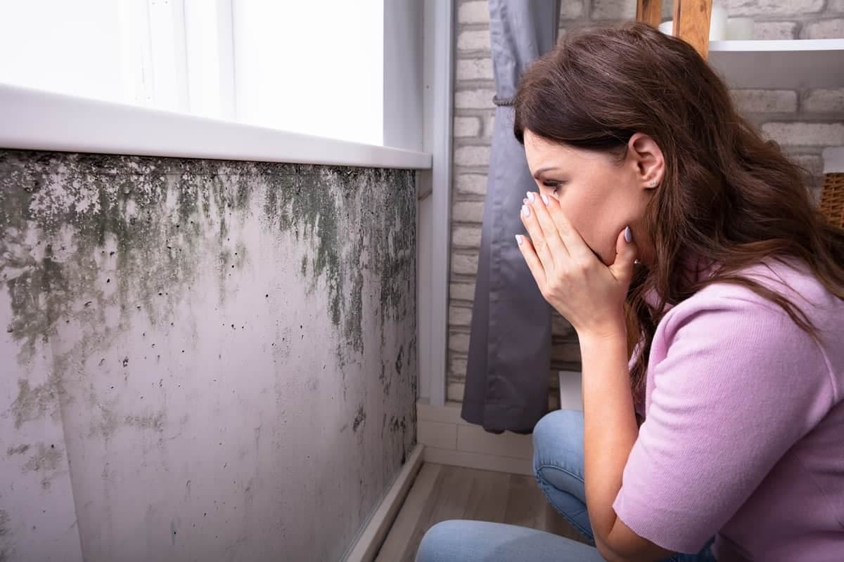 Junge Frau entdeckt Schimmel in der Wohnung