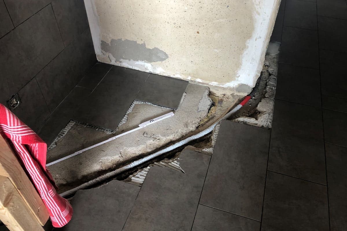 Eine Leckage an einer Wasserleitung in der Küche.