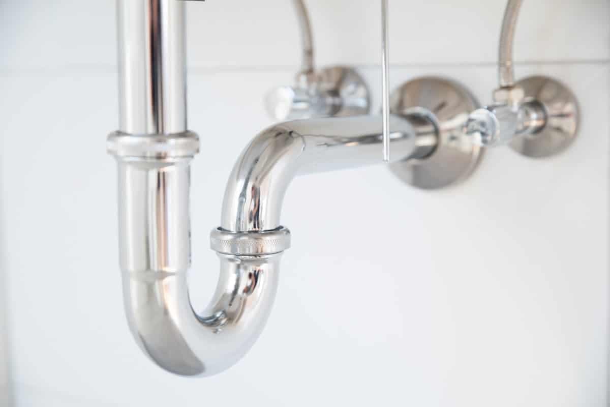 Metallsiphon unter dem Waschtisch