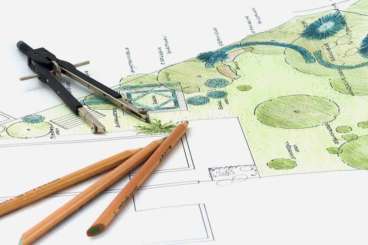 Ein Außenanlagenplan mit Gartenflächen und Pflanzen