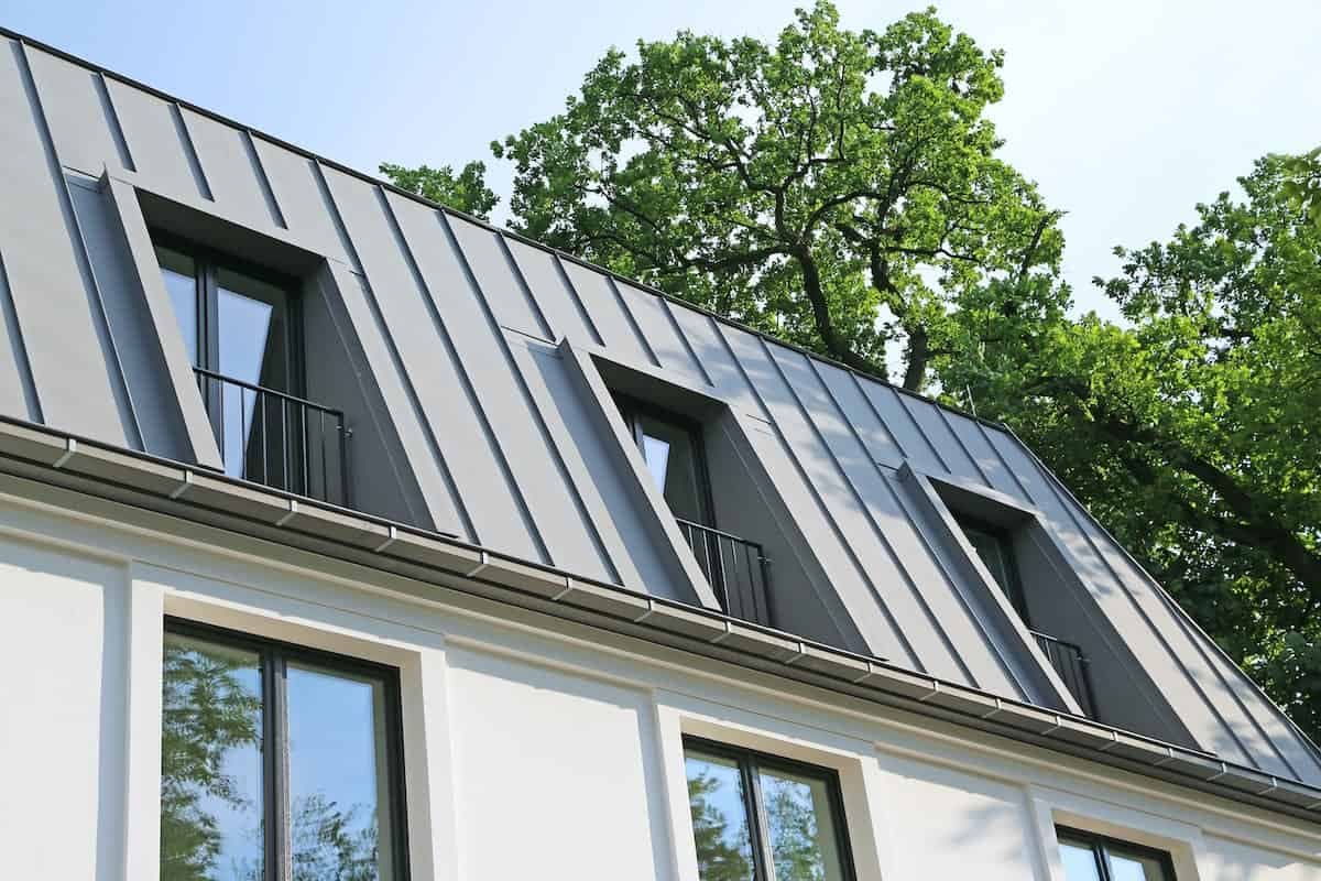 Eine Dachdeckung mit Zink-Stehfalz