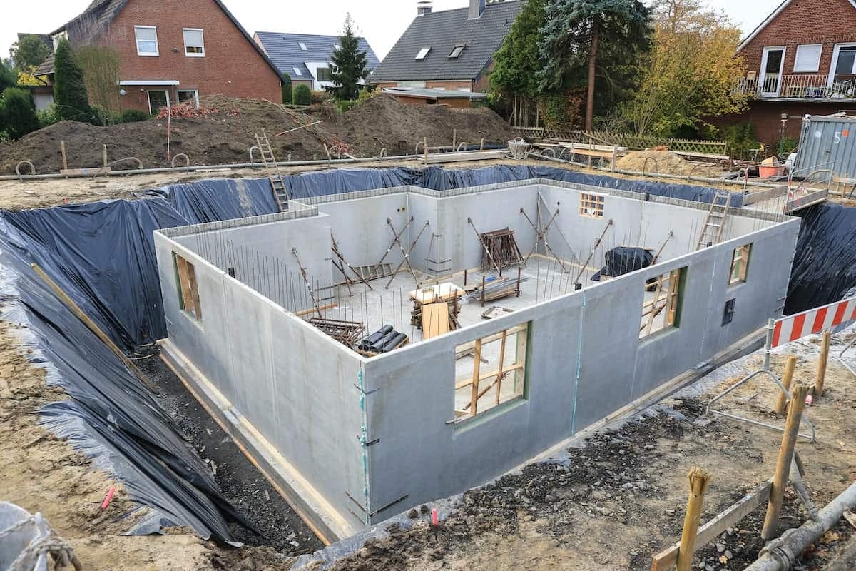 Ein Keller aus Betonelementwänden in der Bauphase