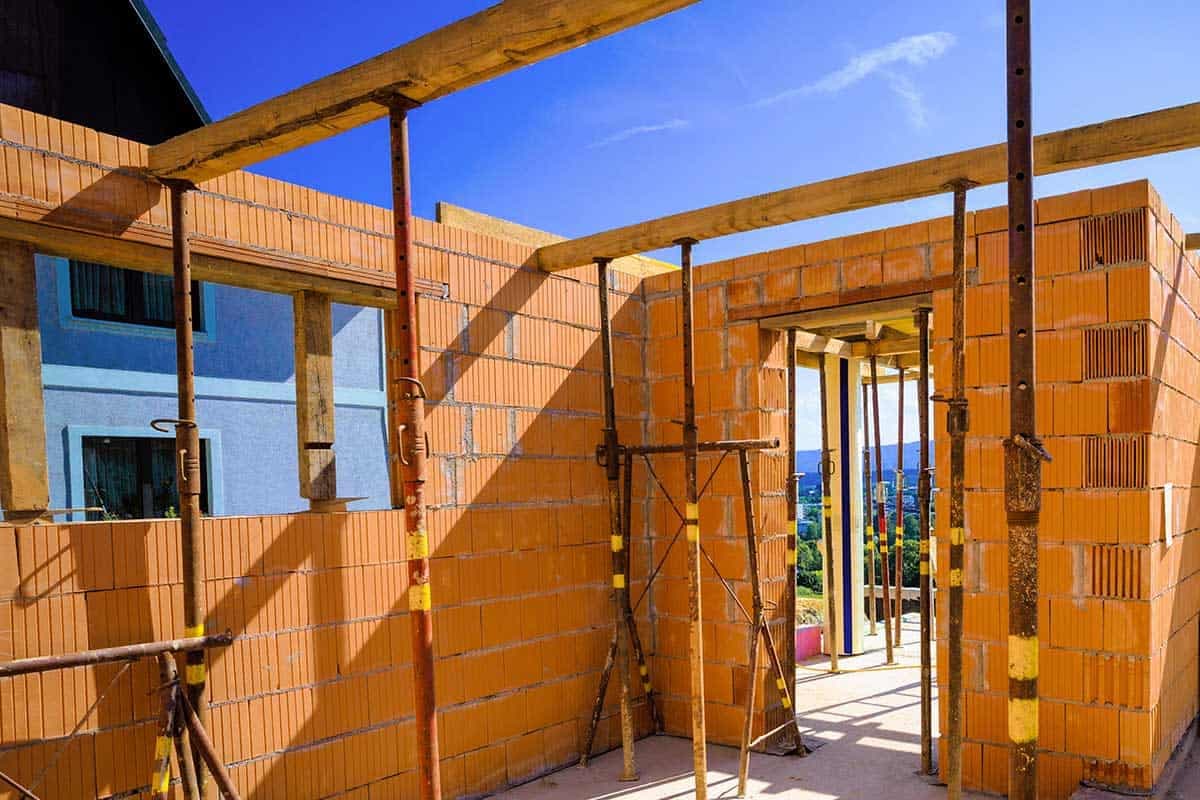 Ziegelmauerwerk beim Rohbau eines Einfamilienhauses