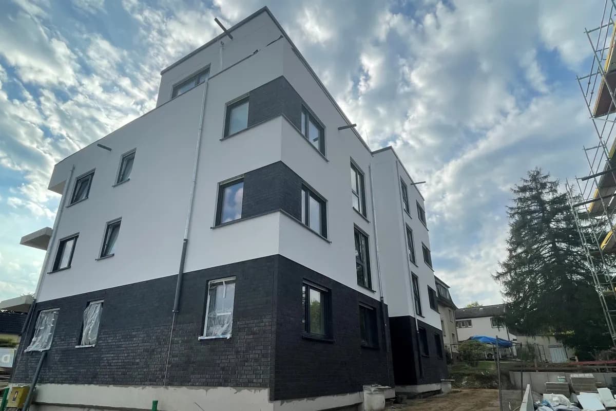 Ein Bild von einem Mehrfamilienhaus. Grade Eigentumswohnungen baut man in der Regel nicht selbst sondern benötigt einen Bauträger.