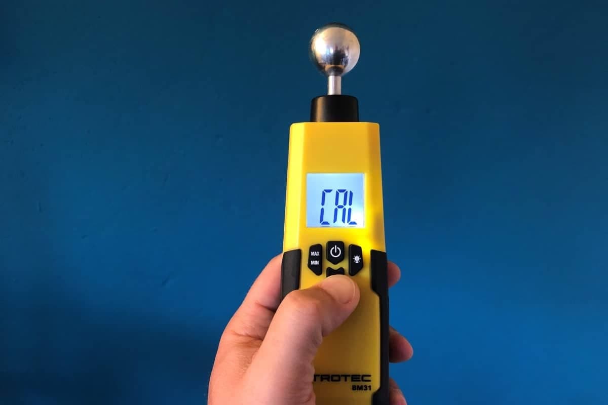 Bei dem Feuchtemessgerät TROTEC BM31 wird die Kalibrierfunktion gedrückt.