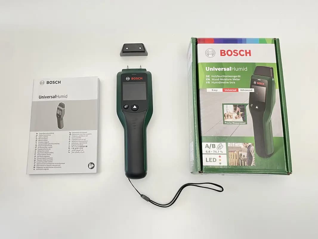 Das Holzfeuchtemessgerät Bosch Universal Humid mit Verpackung und Anleitung.