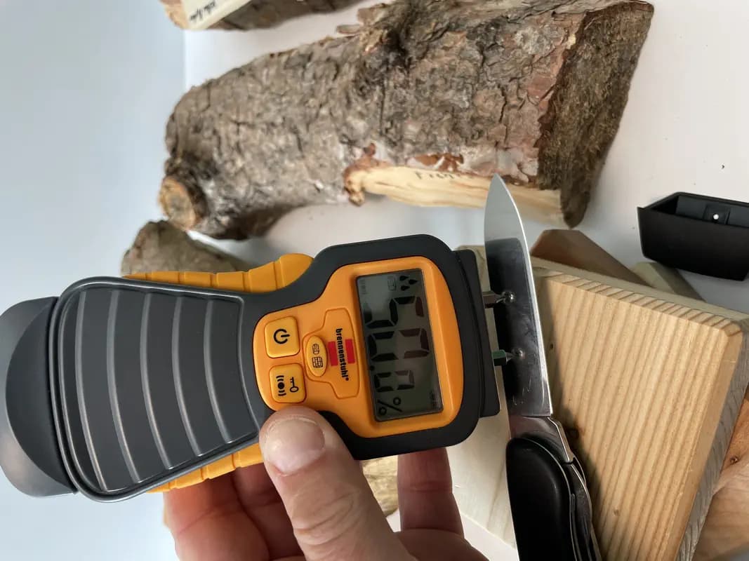 Das Holzfeuchtemessgerät Brennenstuhl Feuchtigkeits-Detector MD lässt sich mittels einer Metallfläche überprüfen. Hier wird ein Messer zur Überprüfung verwendet.