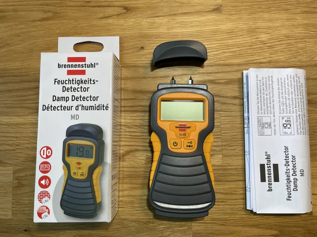 Das Holzfeuchtemessgerät Brennenstuhl Feuchtigkeits-Detector MD mit Verpackung und Anleitung im Test.