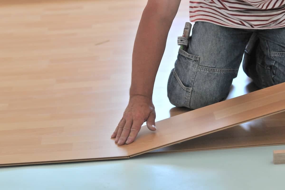 Ein Handwerker verlegt Laminat