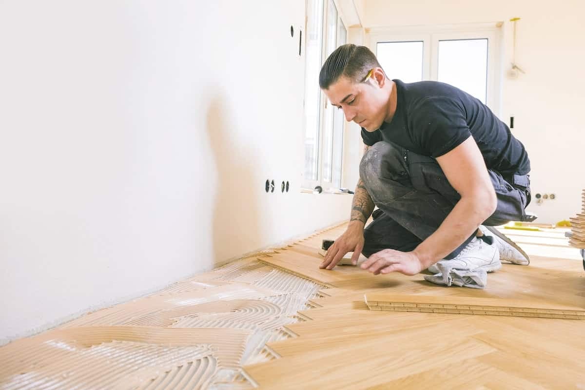 Handwerker beim Verlegen von Parkett