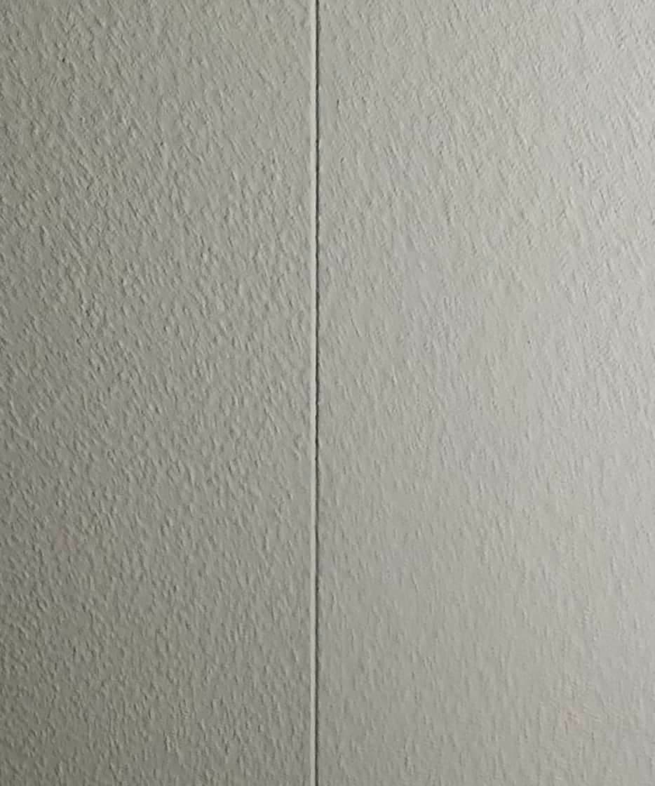 Raufaser mit Acrylfuge an dem Übergang von Trockenbau auf Putz