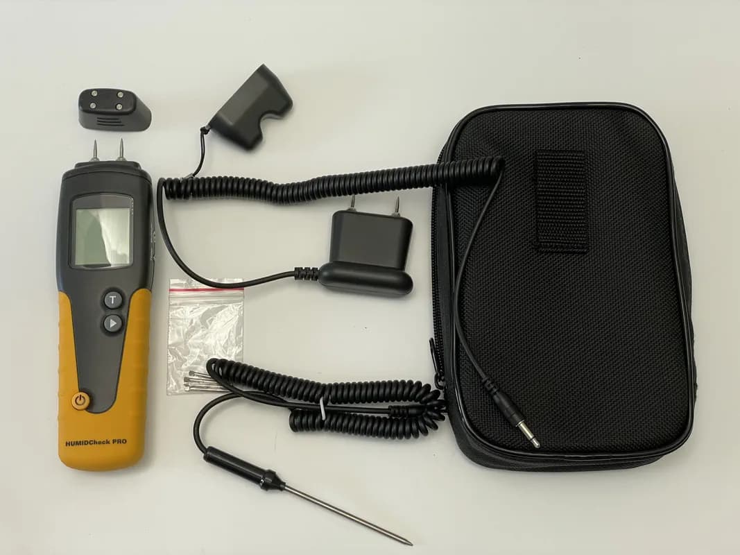 Das Holzfeuchtemessgerät Dostmann HumidCheck PRO mit praktischer Tasche und Zubehör im Test.