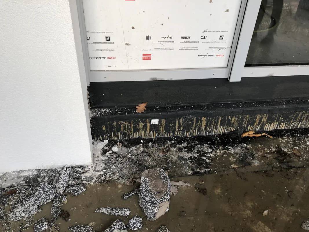 Ein Haustürelement mit Abdichtung auf den Beton, die fehlerhaft ausgeführt wurde