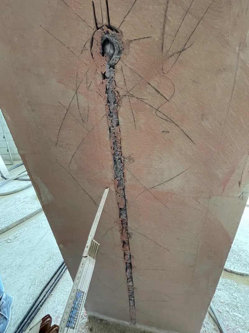 Eine Betonstütze die für eine Elektroleitung eingeschlitzt wurde