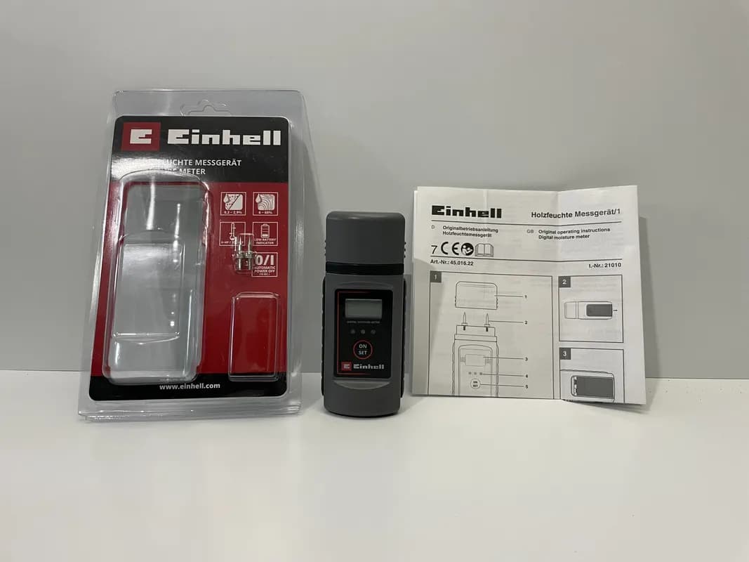 Das Einhell-Holzfeuchtemessgerät mit Verpackung, Zubehör und Anleitung im Test.