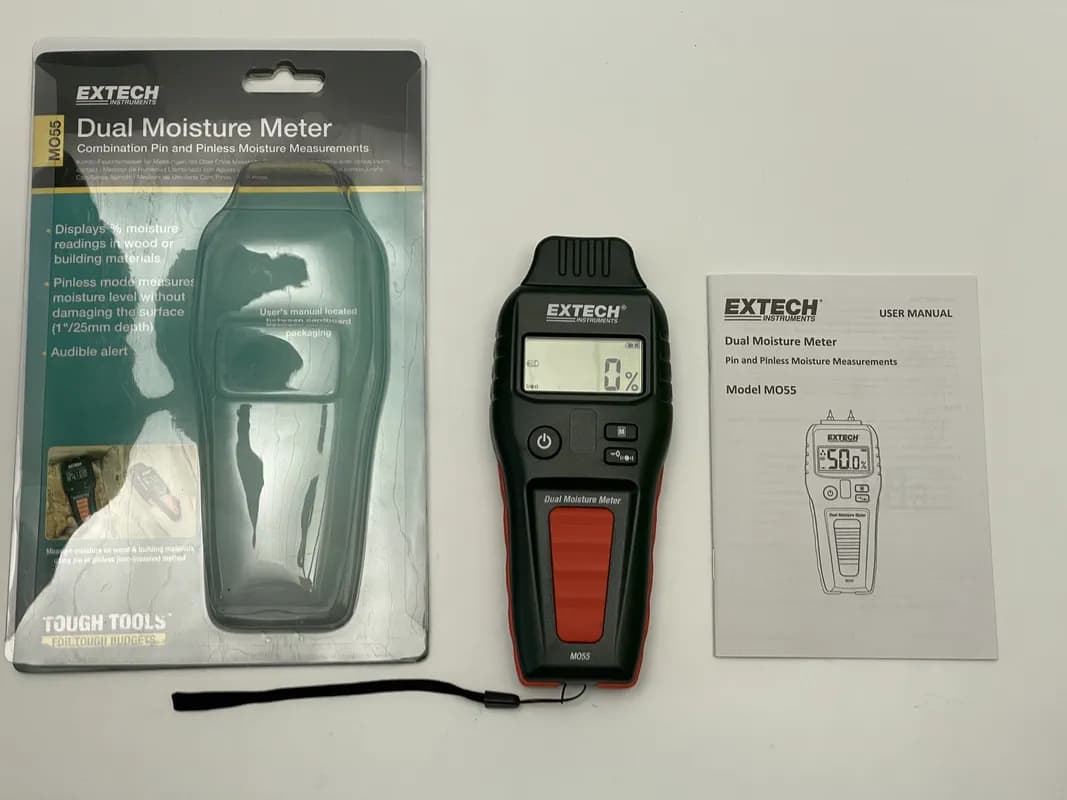 Das Materialfeuchtemessgerät EXTECH MO55 mit Verpackung und Anleitung im Test.