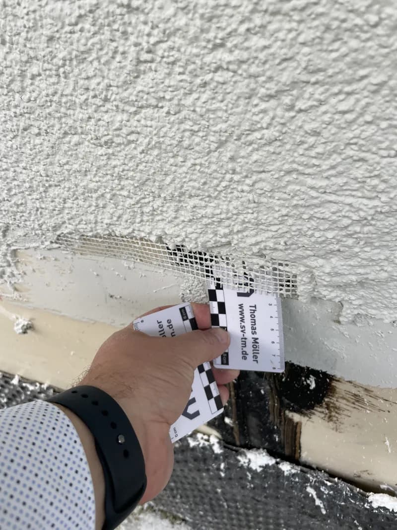 Freiliegendes Gewebe an einem Sockel, wo das WDVS auf die Perimeterdämmung stößt