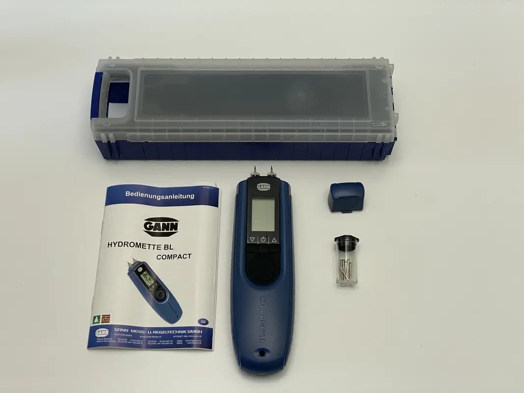 Das Holzfeuchtemessgerät GANN Hydromette BL Compact mit Verpackung, Ersatzspitzen und Anleitung.