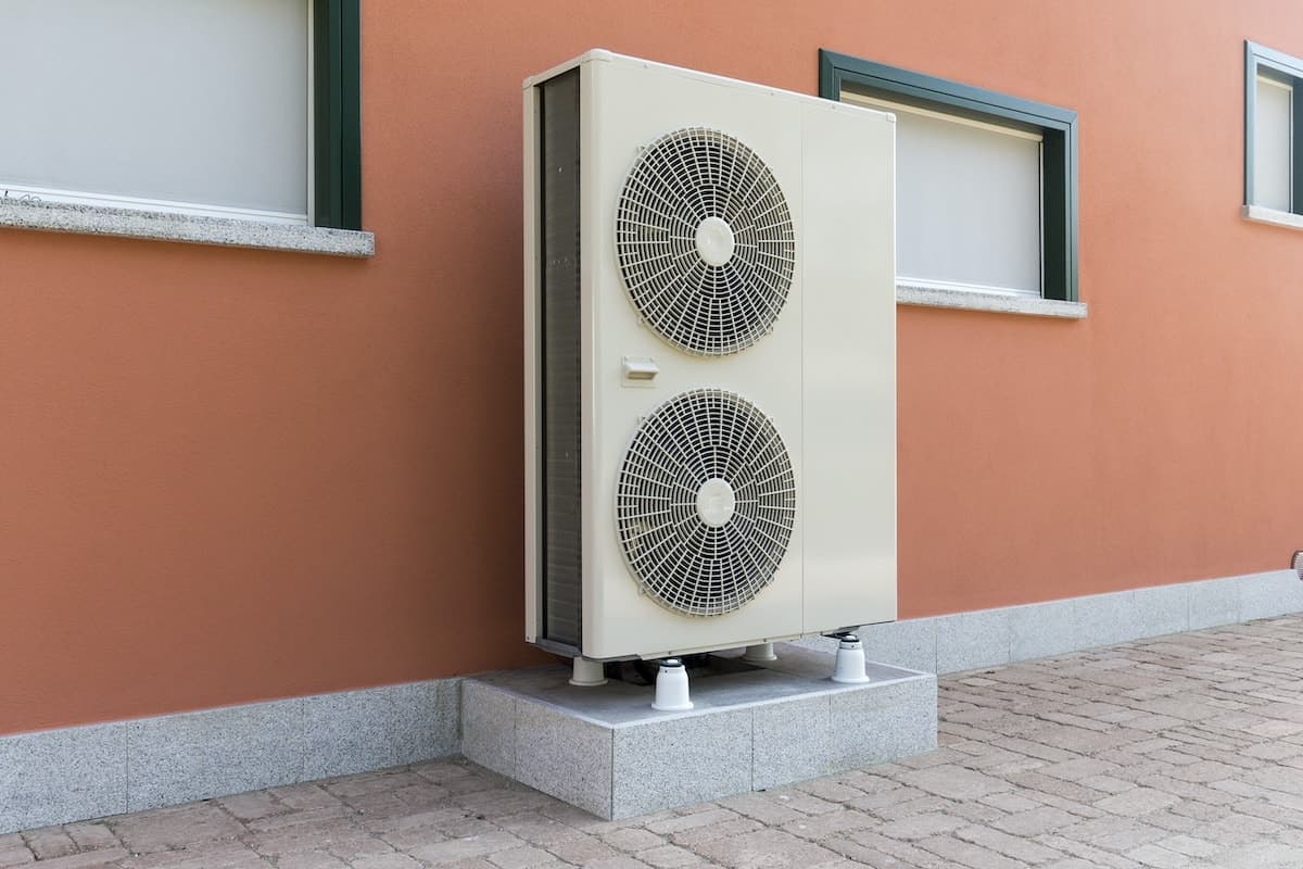 Eine Luftwärmepumpe vor einem Haus