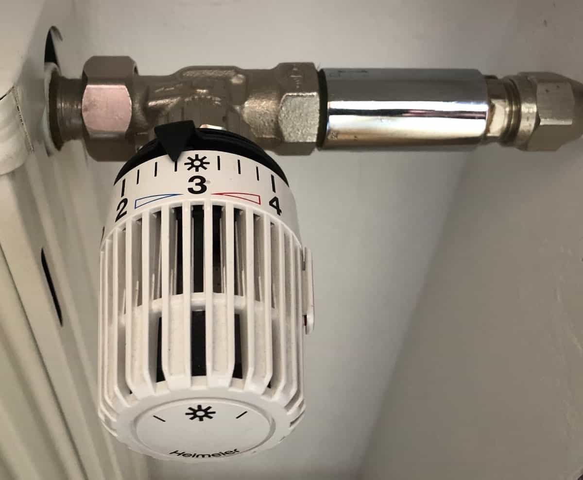 Ein Heizkörperthermostat auf mittlerer Stufe, um richtig zu heizen