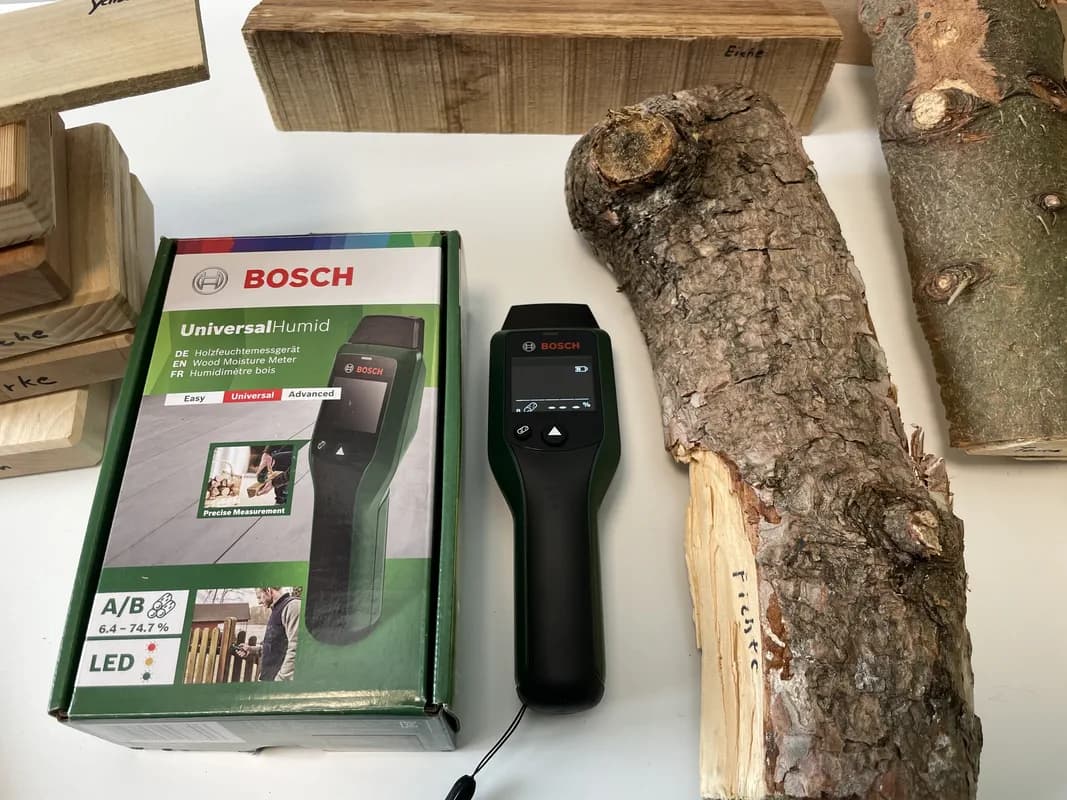 Das Bosch Universal Humid zwischen verschiedenen Holzsorten.