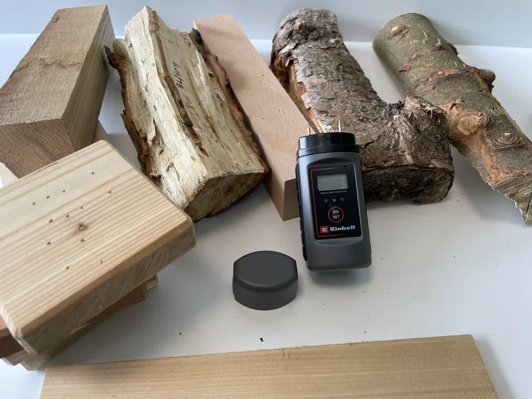 Verschiedene Holzsorten mit einem Holzfeuchtemessgerät