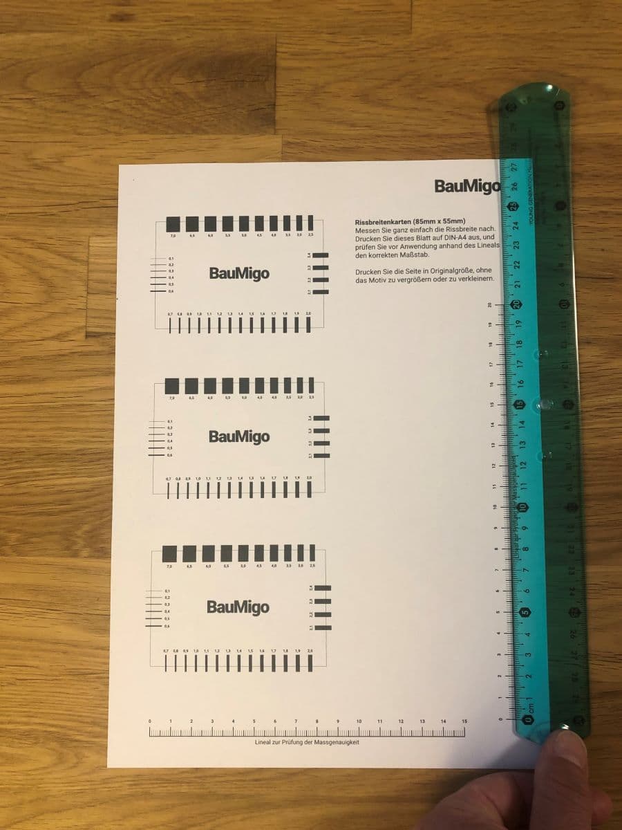 Eine Rissbreitenkarte zum Ausdrucken mit Lineal zur Prüfung des Maßstabs