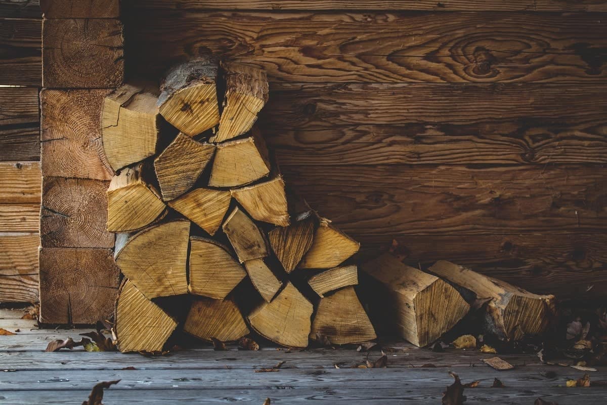 Holzscheite aus Hartholz, zum Verbrennen im Kachelofen vorbereitet. 