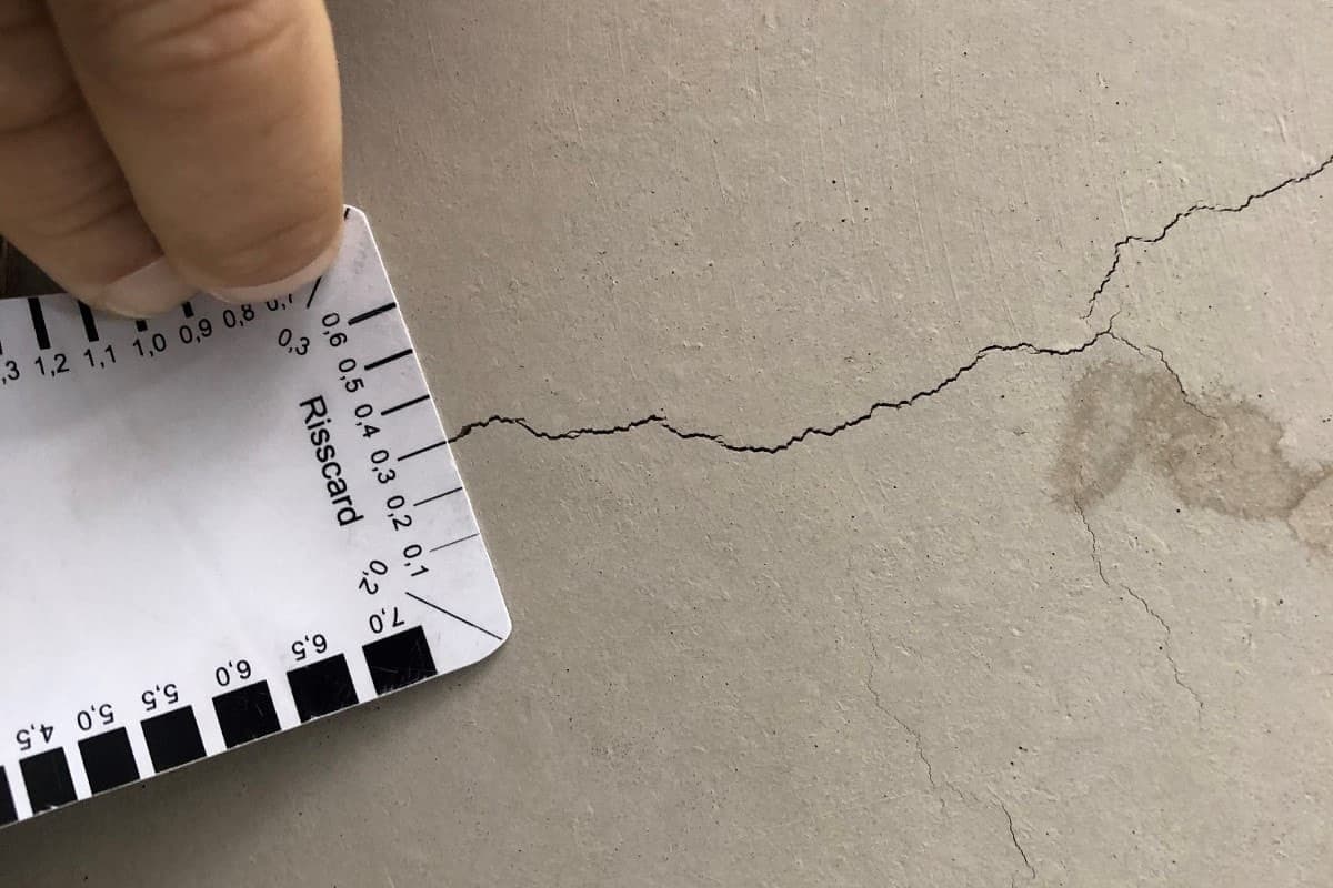 Ein 0,3 mm breiter Riss in der Untersicht einer Filigrandecke