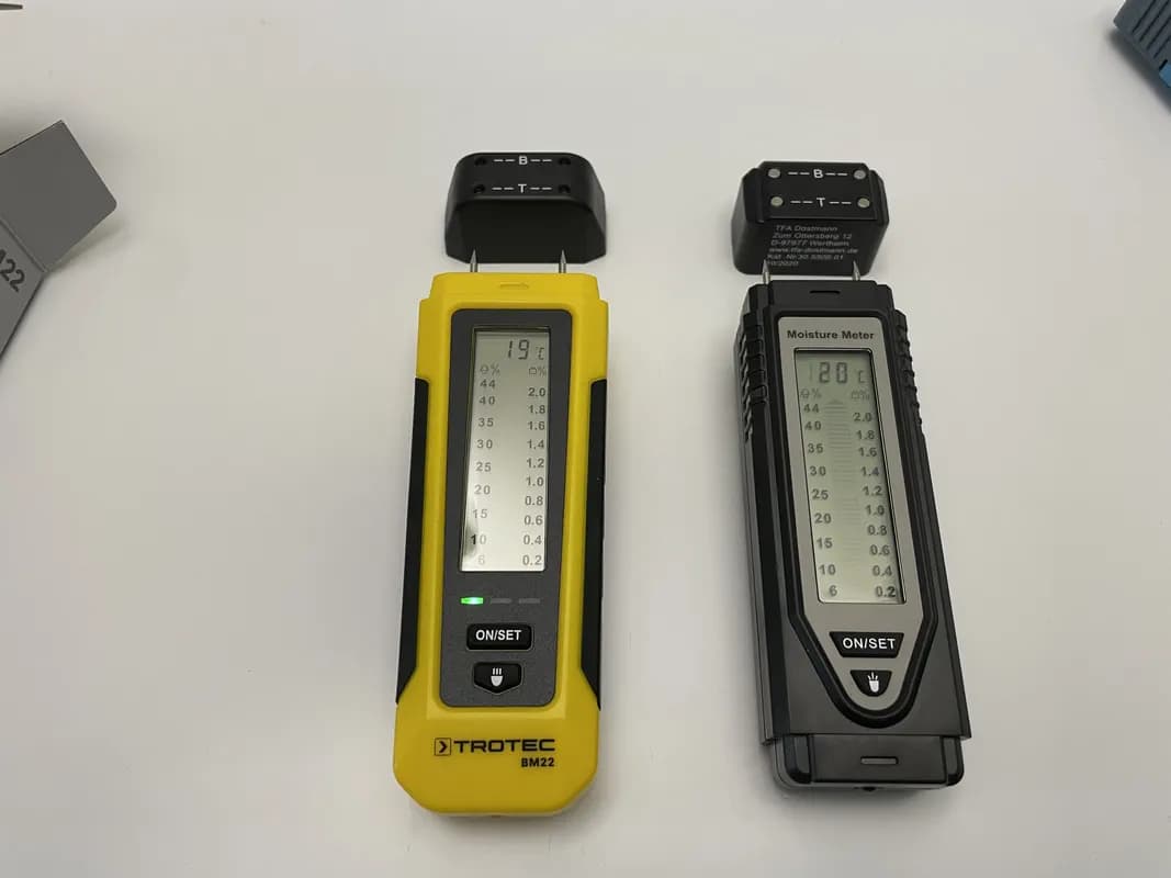 Der TFA Dostmann Feuchtemessgerät TFA 30.5506 liegt neben dem Trotec BM22. Die Geräte sind sehr ähnlich.