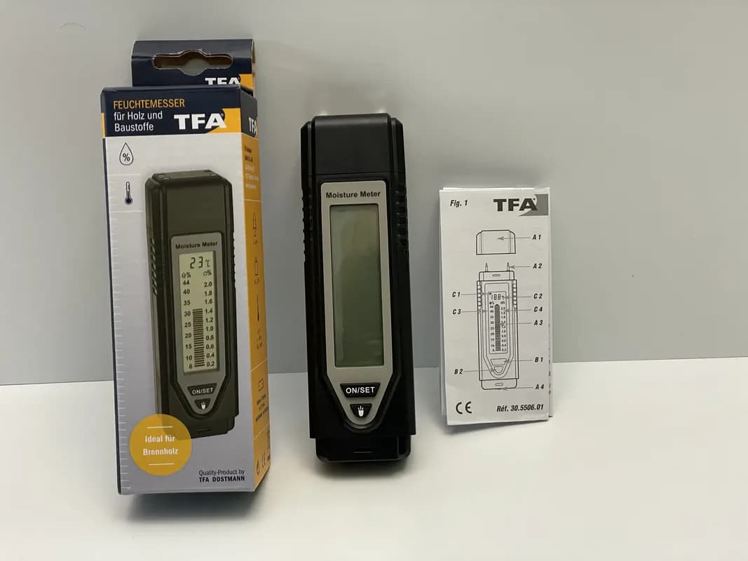 Das Holzfeuchtemessgerät TFA Dostmann Feuchtemesser 30.5506 mit Verpackung und Anleitung im Test.