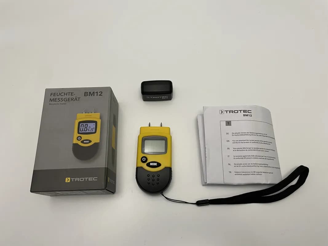 Das Feuchtemessgerät TROTEC BM12 mit Verpackung, Zubehör und Anleitung im Test.