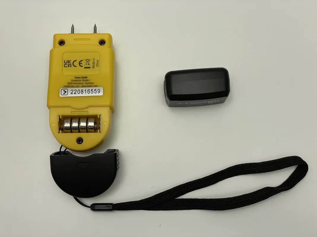 Das TROTEC BM12 liegt mit geöffnetem Batteriefach. 