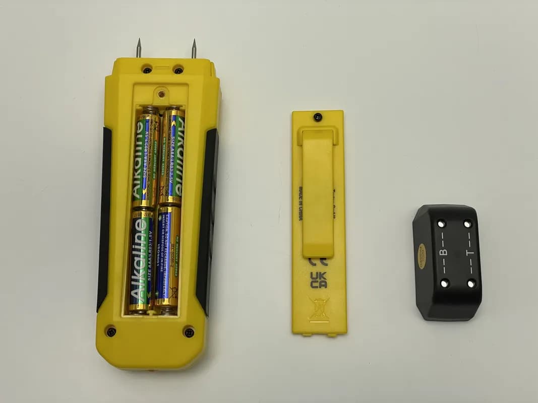 Das TROTEC BM22 liegt mit aufgeschraubtem Batteriefach auf dem Tisch.