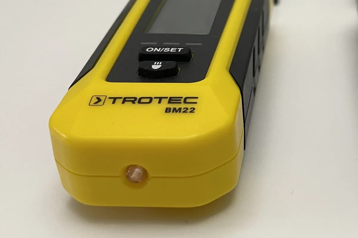 Das TROTEC BM22 in der Nahaufnahme mit der unten angebrachten Taschenlampe. 