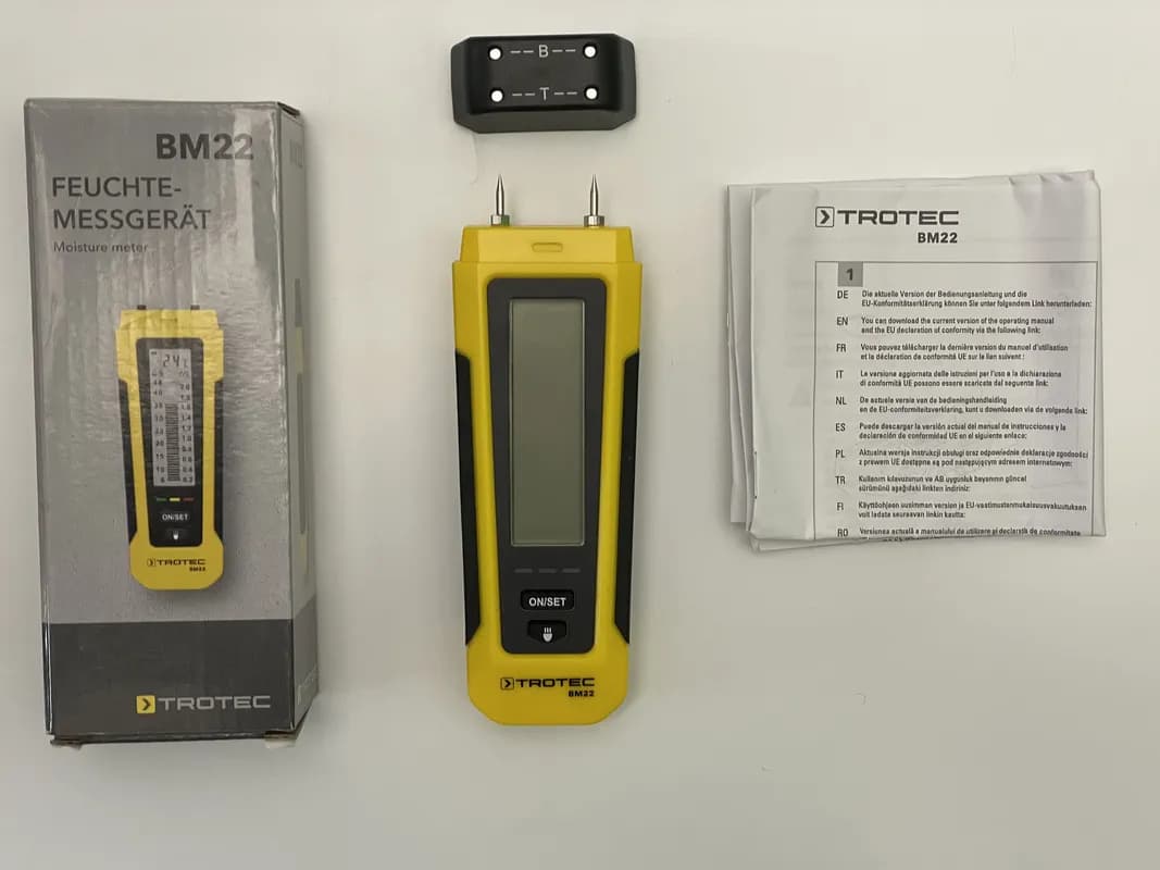 Das Holzfeuchtemessgerät TROTEC BM22 mit Verpackung und Anleitung im Test.