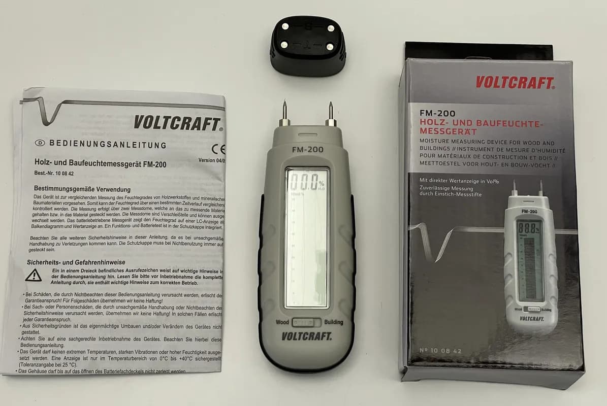 Das Holzfeuchtemessgerät VOLTCRAFT FM-200 mit Verpackung, Zubehör und Anleitung im Test.