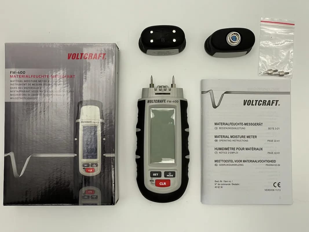 Das Holzfeuchtemessgerät VOLTCRAFT FM-400 mit Anleitung und Zubehör im Test.
