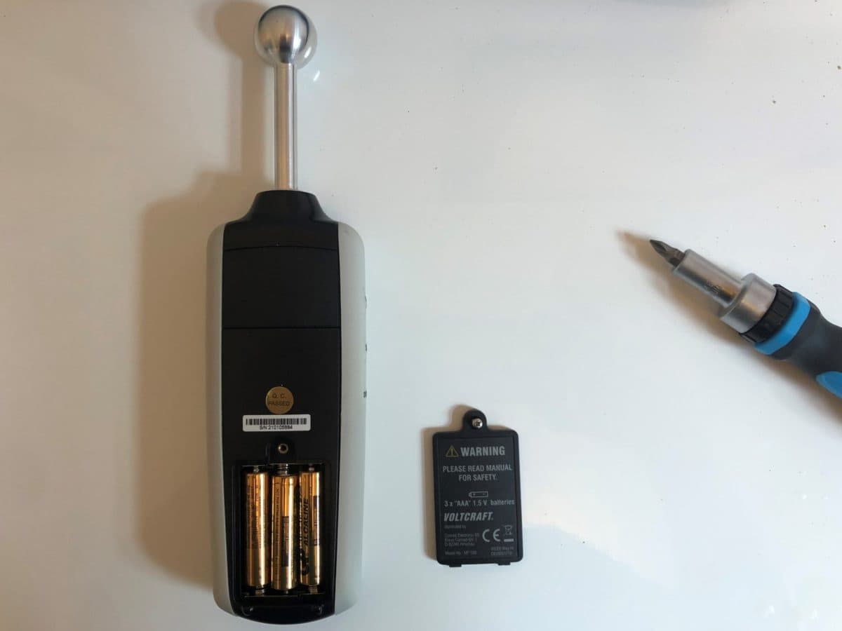 Das VOLTCRAFT MF-100 wird mittels drei AAA-Batterien betrieben