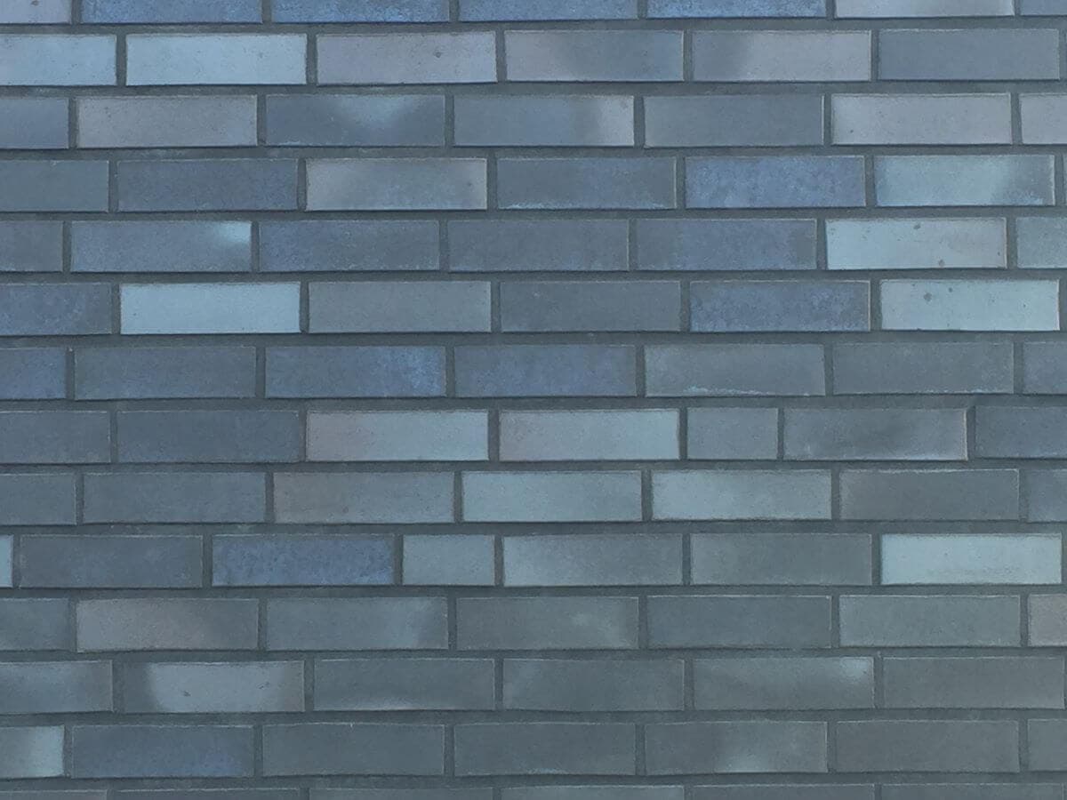 Dunkle Klinker Fassade mit dunklen Fugen