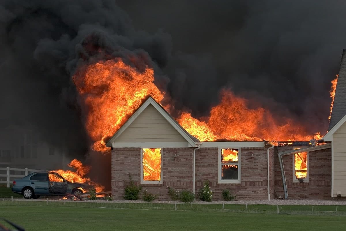 Haus steht in Flammen