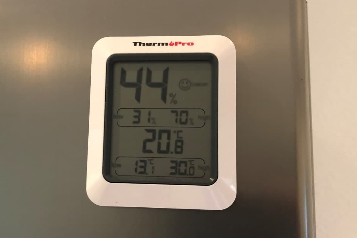 Ein Thermohygrometer mit Magnet an einem Kühlschrank in der Küche