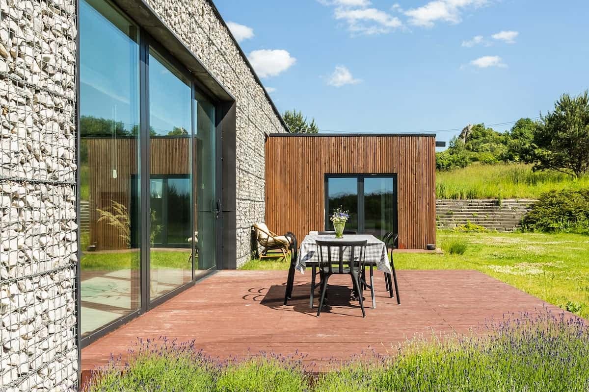 Große Fensterschiebetür zu Terrasse und Garten