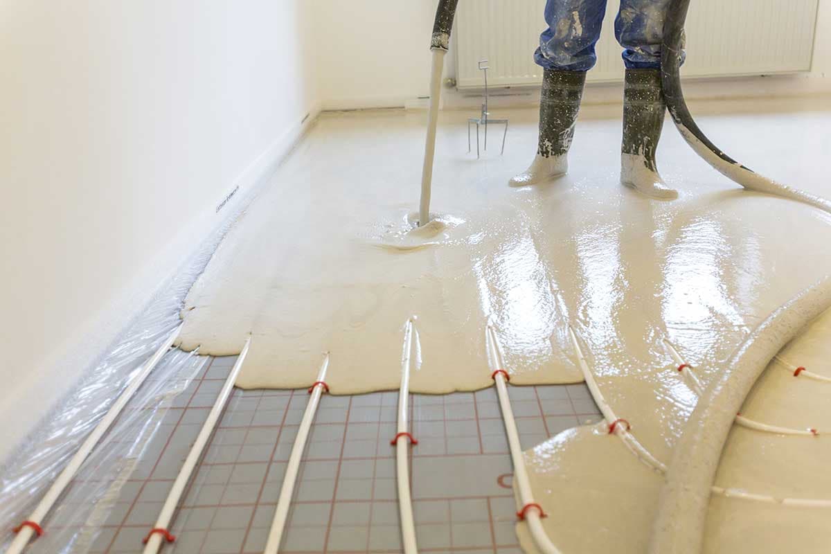 Calciumsulfatfließestrich wird als Heizestrich eingebaut