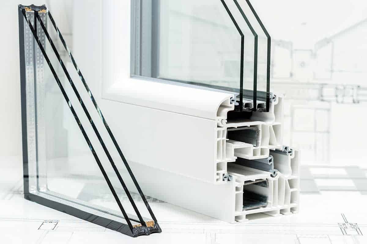 Ein Kunststofffenster im Querschnitt mit Dreifach-Verglasung