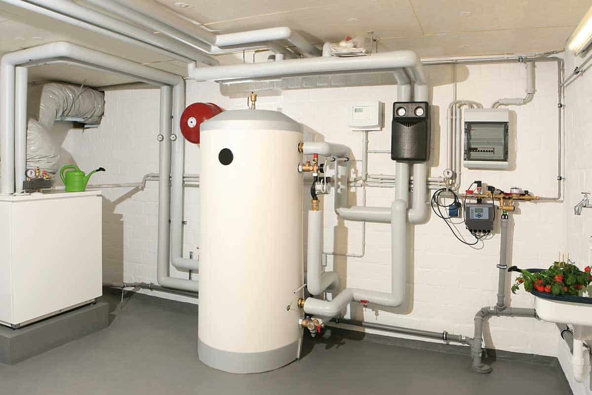 Ein Kellerraum als Hausanschlussraum mit Heizungsanlage, Leitungen und Warmwasserspeicher