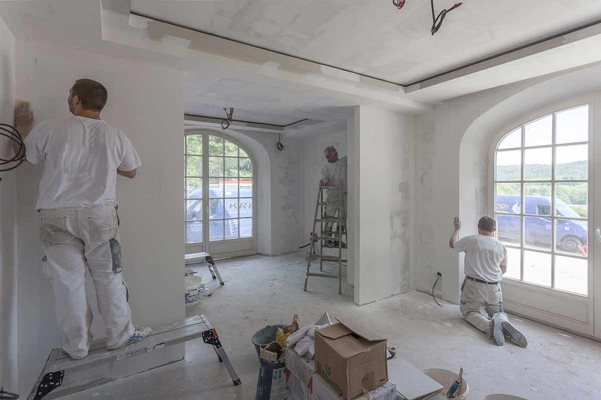 Maler streichen eine Wohnung