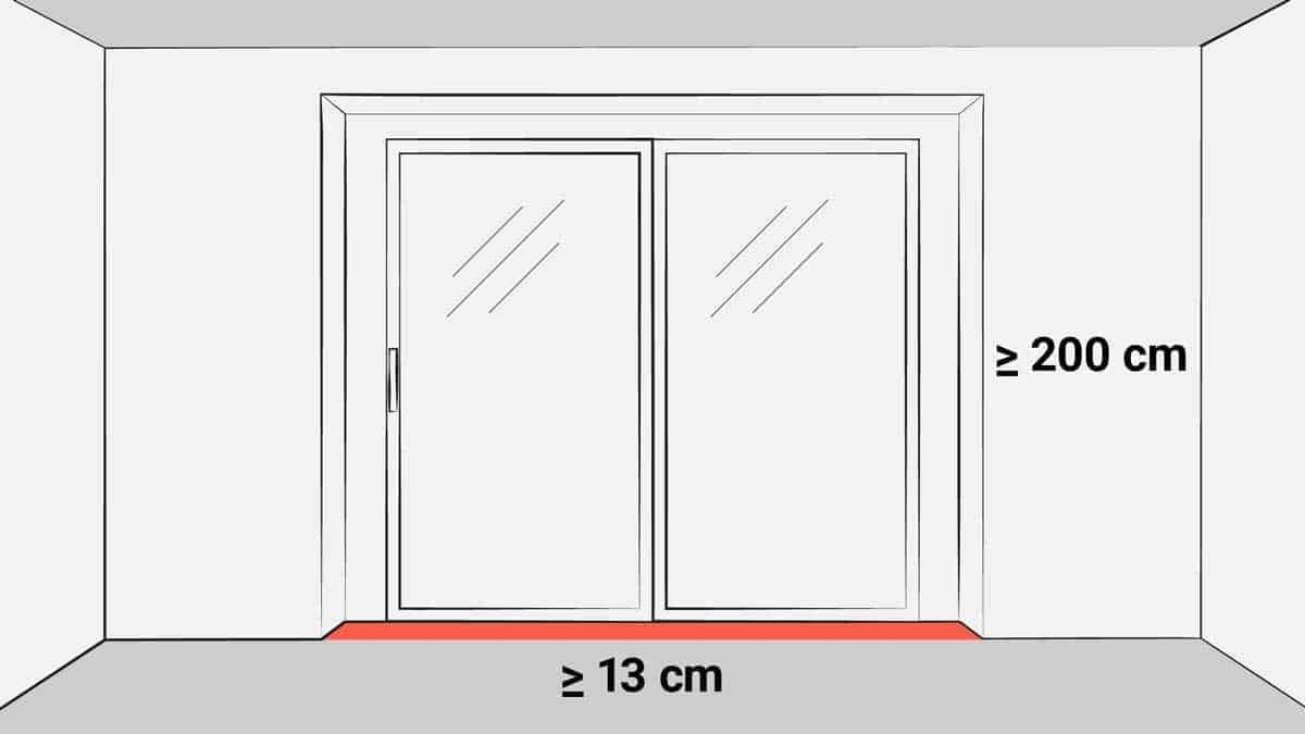 Im Bild ist eine Fensterfront mit Fenstertür und bodentiefen Fenstern zu sehen. Während die Fensternische zur Wohnfläche zählt, darf die Türnische nicht dazu gerechnet werden.